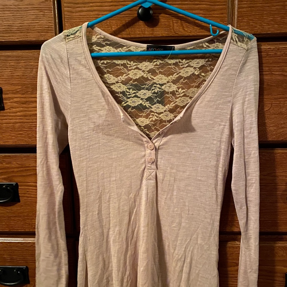 Cute lace top size medium, smoke free home